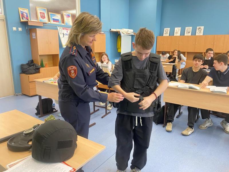 Росгвардейцы провели "Урок мужества"