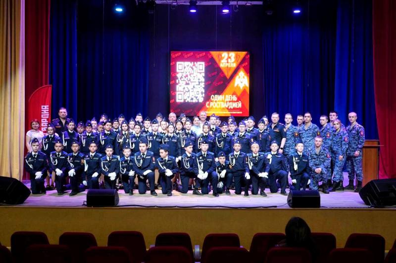 В Подмосковье сотрудники Росгвардии познакомили юных жителей региона со своей профессией в рамках проекта «Один день с Росгвардией»