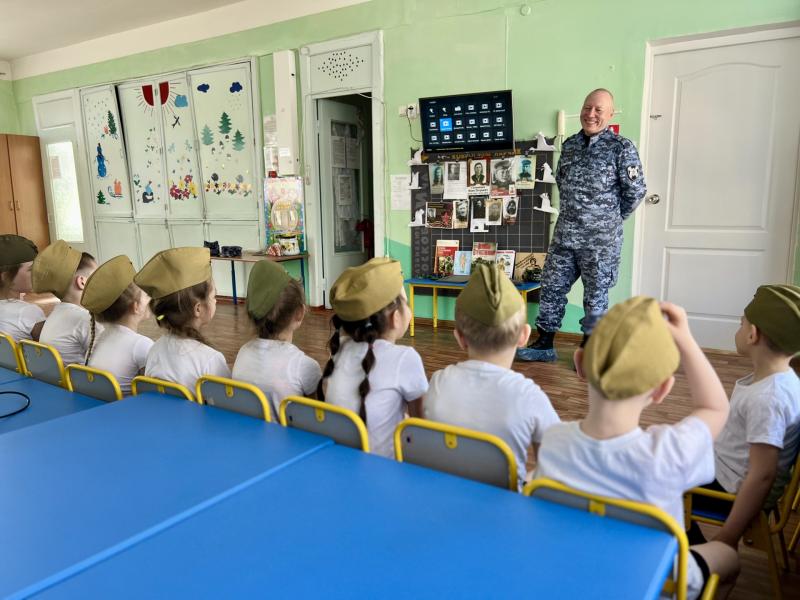 Росгвардия рассказывает детям о героизме защитников Родины