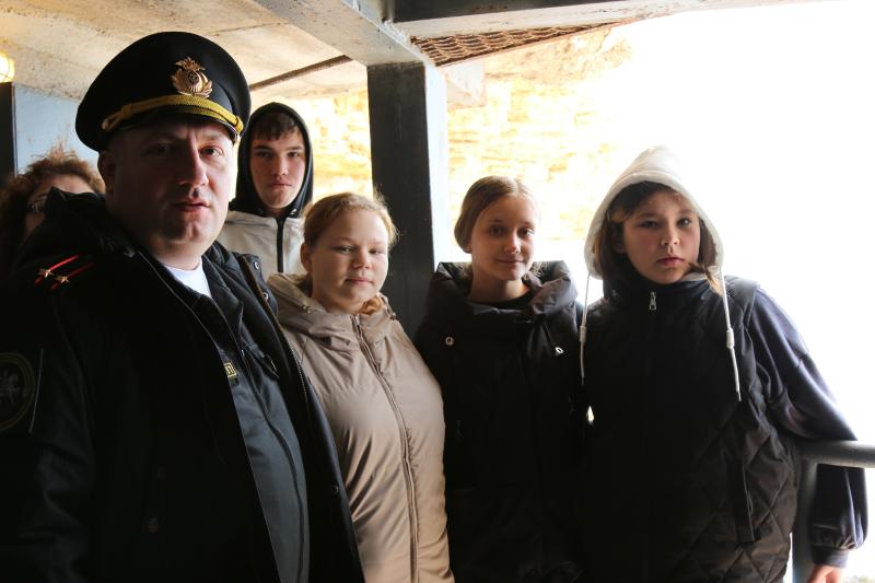 Офицеры ВСУ СК России по ЧФ организовали экскурсию для воспитанников детского дома на территории мемориального комплекса «35-я береговая батарея»