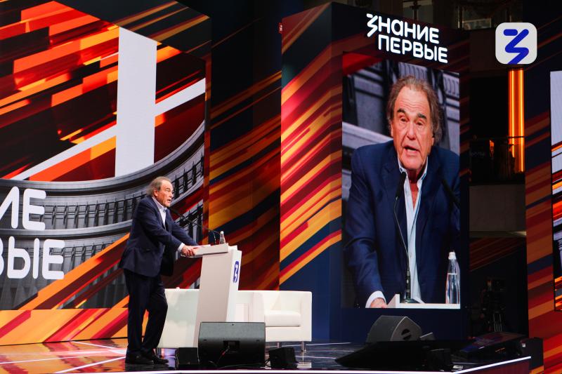 Режиссер Оливер Стоун на марафоне Знание.Первые: «Я всегда буду верить в возможность установить мир»