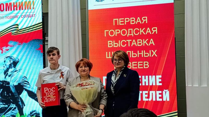 Картину гимназистки о Победном Мае подарили главе ростовских ветеранов. Случилось это сегодня...