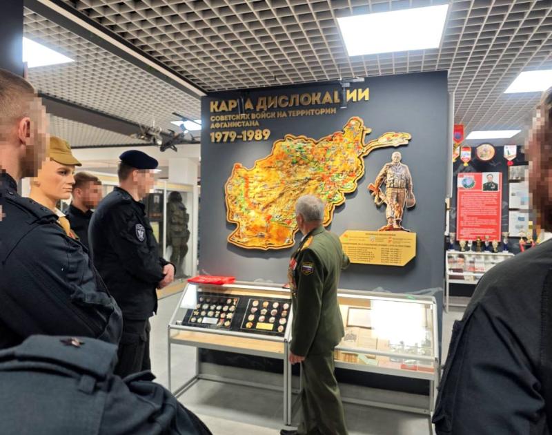 В преддверии 80-летия со Дня Великой Победы сотрудники СОБР Главного управления Росгвардиипо по Московской области посетили музей ратной славы в Солнечногорске