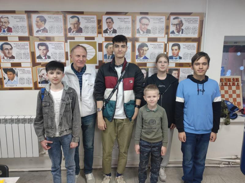 Место встречи  воскресной встречи шахматистов изменить нельзя: "Мудрые Короли", Вятская, 41