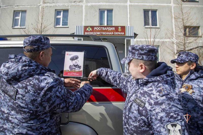 «Бессмертный автополк» на Ямале: росгвардейцы присоединились к патриотической акции к юбилею Победы