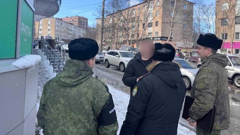 Военные следователи Мурманска провели рейд по выявлению натурализованных граждан, не вставших на воинский учет