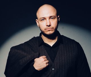 Песня об одиночестве лирического героя. Его мечтах встретить свою любовь и завести семью