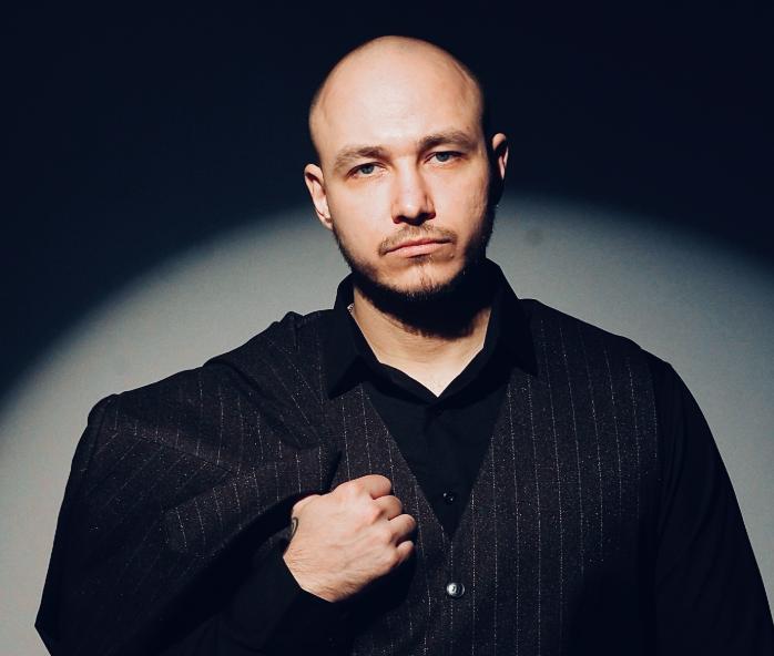 Песня об одиночестве лирического героя. Его мечтах встретить свою любовь и завести семью