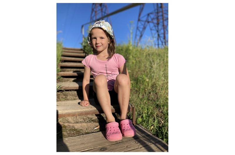 Алисе нужен  слуховой аппарат, который поможет учиться и общаться