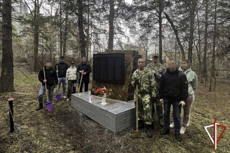 Сотрудники отдела ФСБ России по Уральскому округу и военнослужащие Росгвардии облагородили мемориал бойцам, павшим в годы Великой Отечественной войны