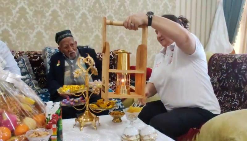 Воронежский Народный фронт передал частичку Вечного огня 98-летнему труженику тыла из киргизского города Ош