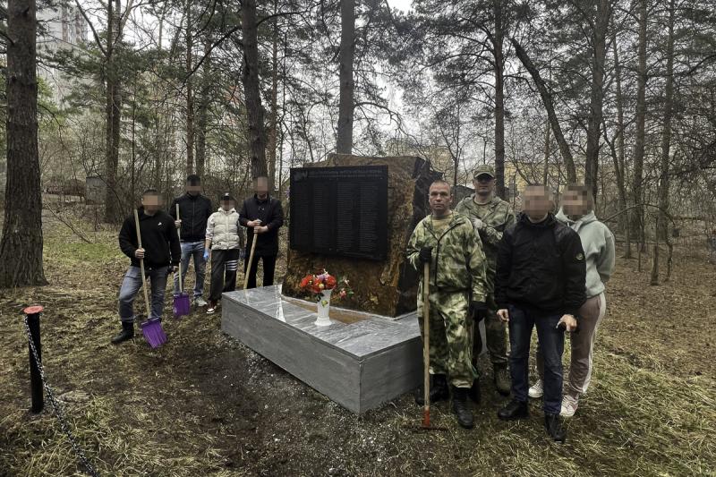 Сотрудники отдела ФСБ России по Уральскому округу и военнослужащие Росгвардии облагородили мемориал бойцам, павшим в годы Великой Отечественной войны