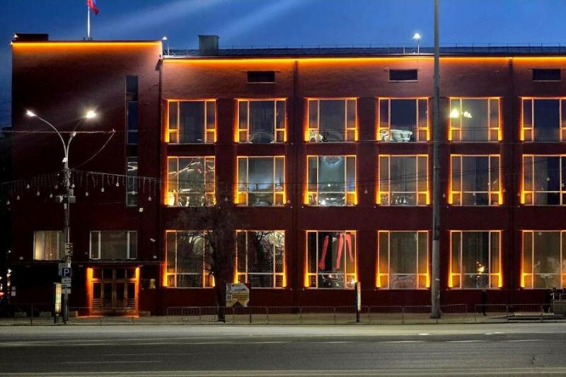 Фасад здания Госбанка засветился в преддверии Дня Победы в Новосибирске