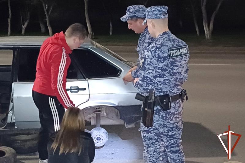 Росгвардейцы помогли курганцу устранить неисправность автомобиля