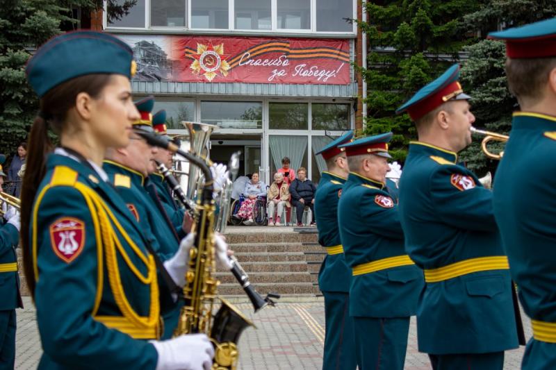 «Парад у дома ветерана» прошел в геронтологическом центре Челябинска