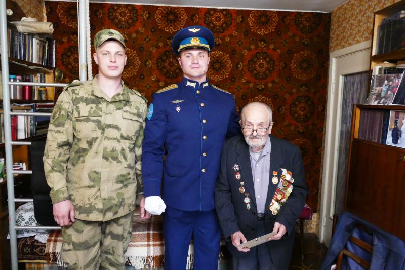 Росгвардейцы Иркутской области поздравили ветеранов войны и тружеников тыла с 80-летием Победы