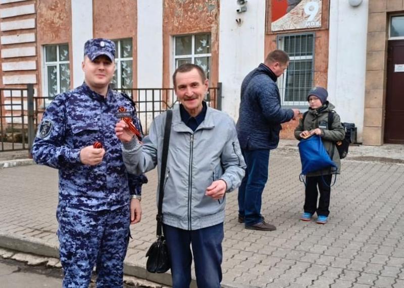 В Кирове росгвардейцы приняли участие во Всероссийской патриотической акции «Георгиевская ленточка»