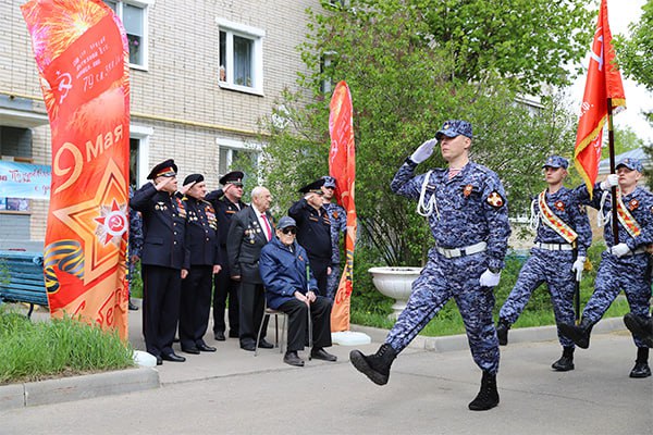 «Парад у дома ветерана»: столичные росгвардейцы поздравили героев войны