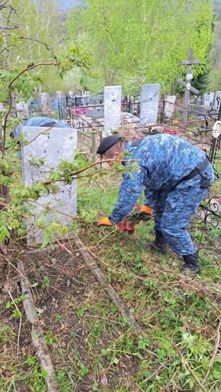 Судебные приставы Республики Алтай привели в порядок мемориалы и захоронения участников Великой Отечественной войны