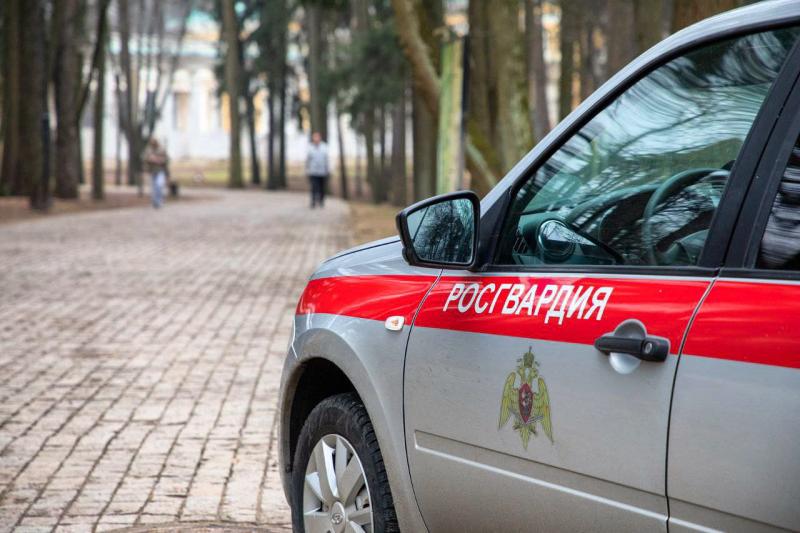 В Подмосковье сотрудники Росгвардии задержали подозреваемую в совершении кражи денежных средств