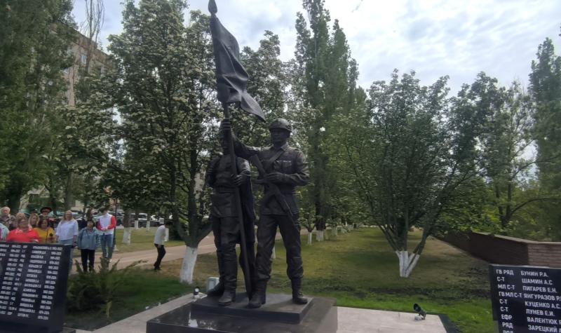 В Нововоронеже Вечный Огонь у мемориала "Звезды Славы" зажгли от Огня памяти Народного фронта