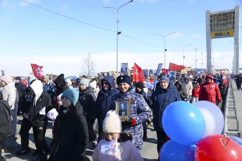 С портретами героев: на Ямале росгвардейцы прошли в колоннах Бессмертного полка