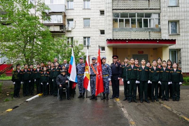 В Ульяновске росгвардейцы прошли торжественным маршем у дома ветерана Великой Отечественной войны