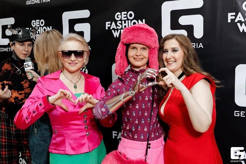 Модели-киборги украсили своим участием GEO FASHION WEEK 2025