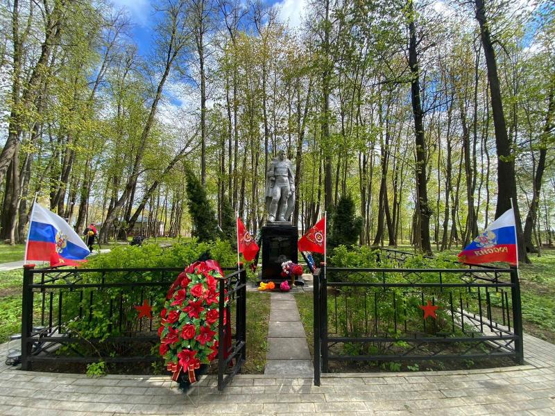 Возложение цветов к памятнику культурного наследия «Братская могила советских воинов, 1941–1942 гг.»