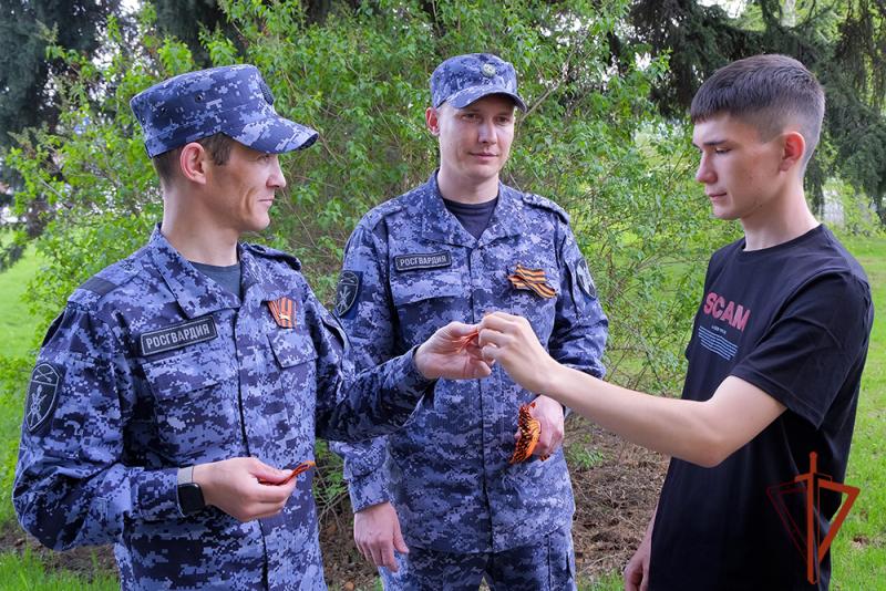 В Республике Алтай росгвардейцы поддержали всероссийскую акцию «Георгиевская ленточка»