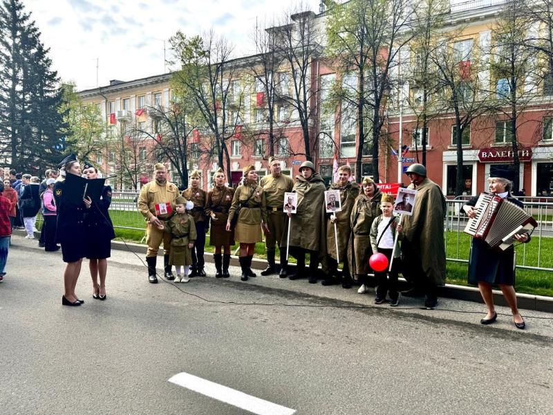 Судебные приставы Кузбасса порадовали жителей Кемерова импровизированным концертом