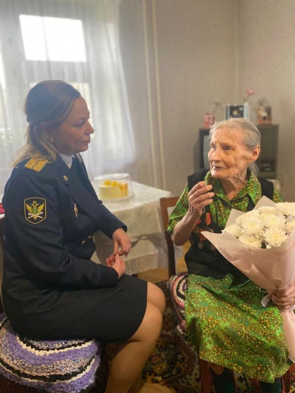 Судебные приставы Кузбасса посетили ветеранов Великой Отечественной войны