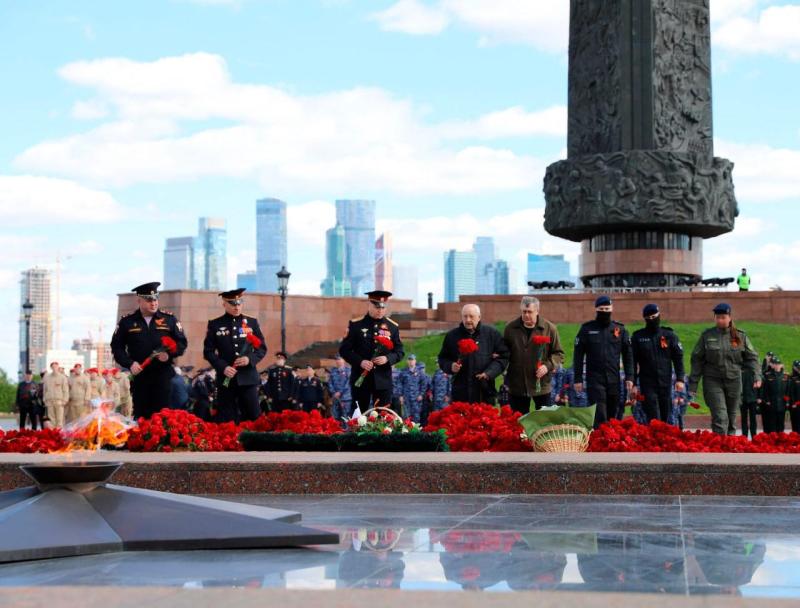В День Победы столичные росгвардейцы возложили цветы к Вечному огню на Поклонной горе