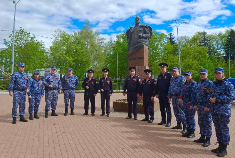 Сотрудники подразделений подмосковного главка Росгвардии приняли участие в ежегодной патриотической акции «Поклонимся»