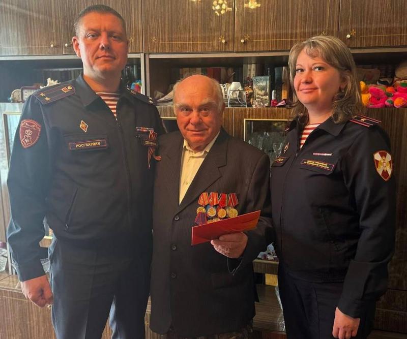В Подмосковье сотрудники Росгвардии поздравили ветеранов Великой Отечественной войны