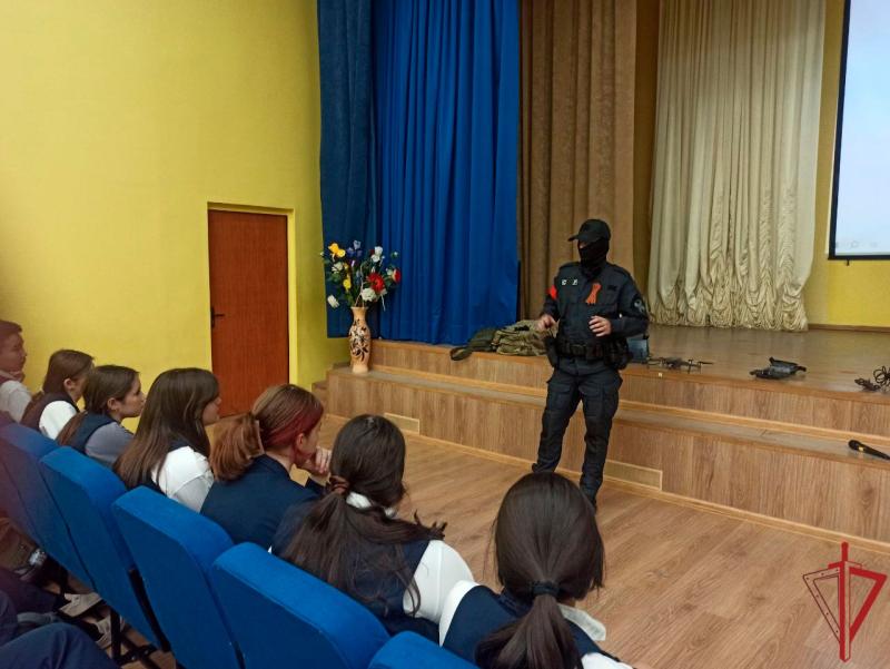 Сотрудники СОБР провели урок мужества для гимназистов в Подмосковье