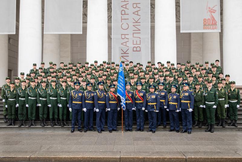 Студенты ВУЦ при ГУАП представили гражданские вузы на Параде Победы