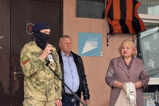 Сотрудник СОБР «Пламя» принял участие в открытии мемориальной доски гвардии
капитану Евгению Михайлову, погибшему при исполнении служебного долга в СВО