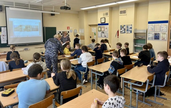 В Ярославле росгвардейцы провели урок мужества с учениками подшефного класса