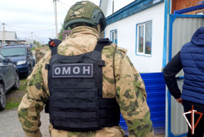 При силовой поддержке ОМОН Росгвардии проведены обыски у подозреваемых в мошенничестве зауральцев