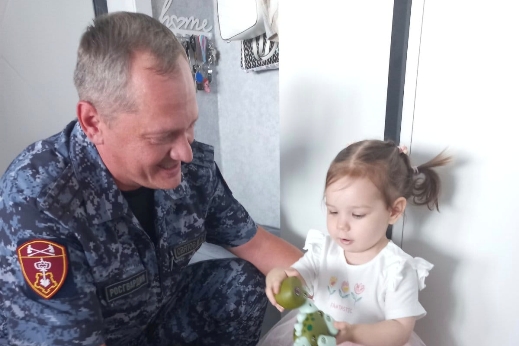 В Ульяновске офицеры Росгвардии посетили многодетные семьи сослуживцев