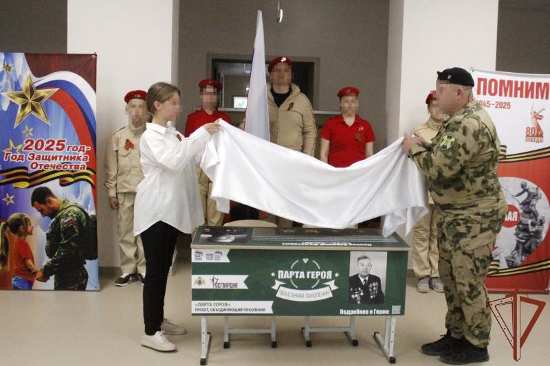 Парту героя открыли при участии росгвардейцев в Херсонской области