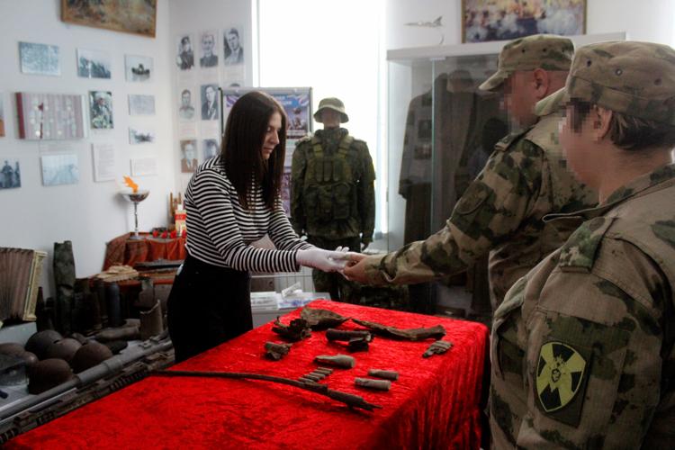 Росгвардейцы передали экспонаты в Генический краеведческий музей