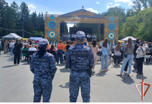 Сотрудники Росгвардии обеспечили правопорядок на молодежном празднике в Кургане