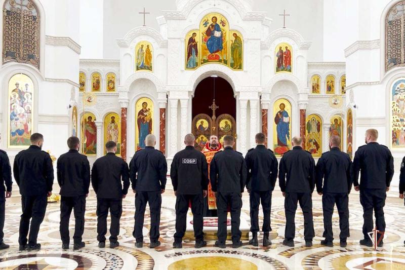 В Салехарде прошел молебен для сотрудников СОБР Росгвардии