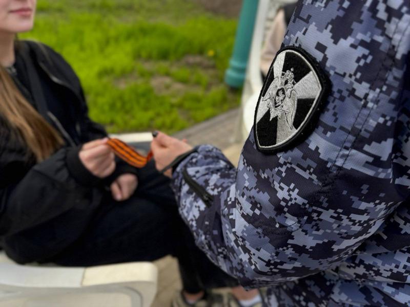 Дмитровские Росгвардейцы приняли участие в раздаче Георгиевской ленточки