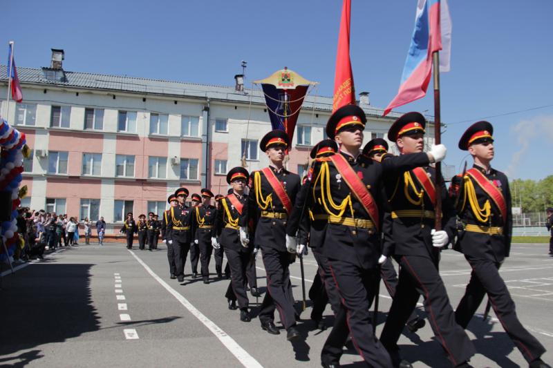 В Кузбассе начальник региональных подразделений Росгвардии поздравил выпускников кадетской школы с последним звонком