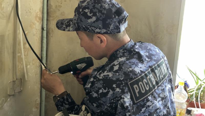 Росгвардейцы оказали помощь труженику тыла в Туве