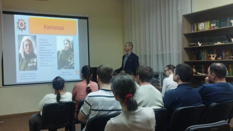 Ветеран Росгвардии провел для подопечных кировского центра соцобслуживания населения беседу "Песни Победы"