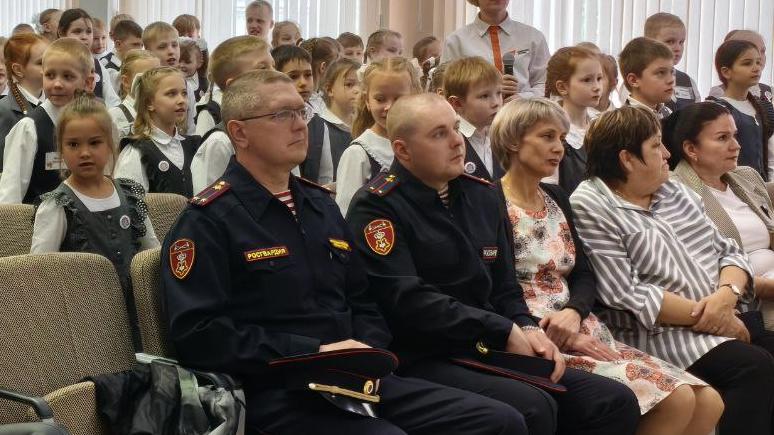 Офицеры Росгвардии стали почетными гостями церемонии посвящения кировских первоклассников в ряды "Орлят России"